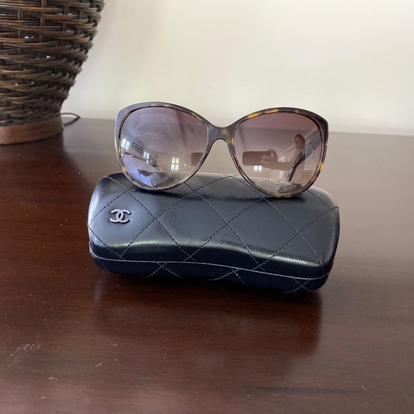 Chanel women's sunglasses with case - Picture 3 of 4